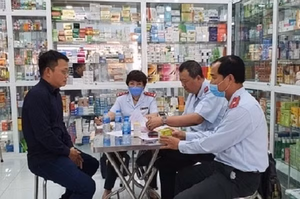 Xử lý nghiêm các cơ sở bán thuốc lợi dụng dịch Covid-19 để găm hàng, tăng giá thuốc điều trị trên địa bàn Hà Nội (Ảnh minh họa)