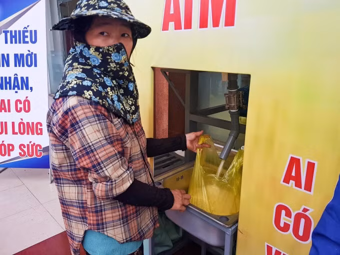 Người dân đến nhận gạo tại cây ATM tự động