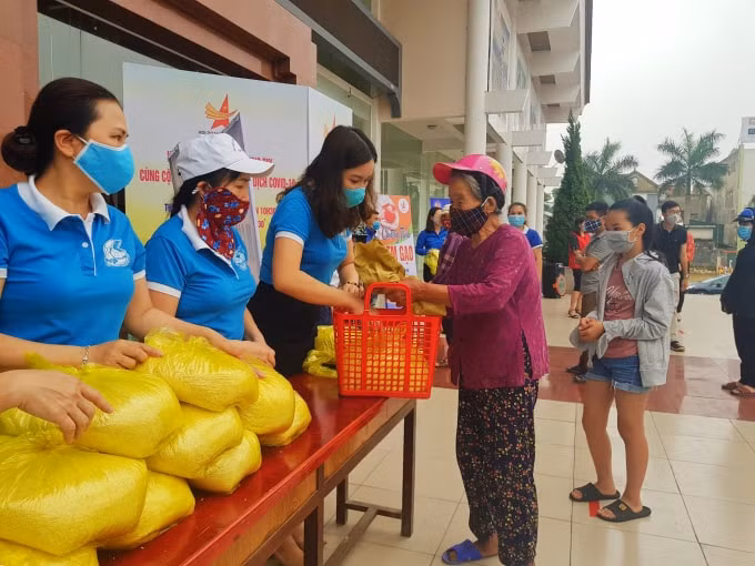 Trong buổi sáng ngày đầu tiên hoạt động, ban tổ chức đã trao 7 tấn gạo cho 1400 người dân.