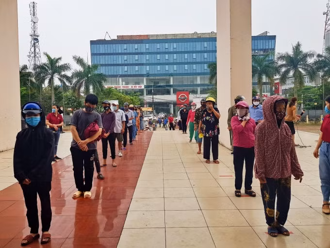 Người dân xếp hàng, giữ khoảng cách khi đến nhận gạo