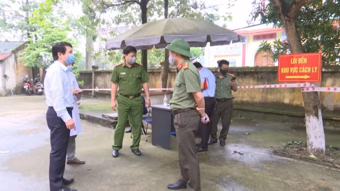 Đồng chí Lê Anh Tân - Phó Chủ tịch UBND thành phố kiểm tra công tác thực hiện Chỉ thị 16 tại khu vực cách ly trung tâm y tế thành phố.