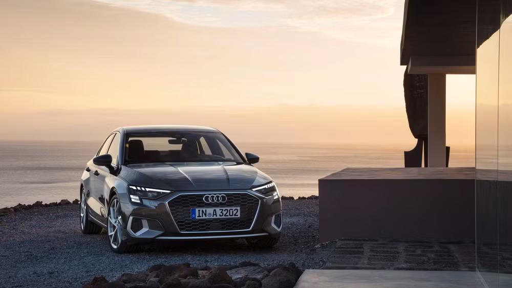 Đầu xe với tản nhiệt đặc trưng của Audi.