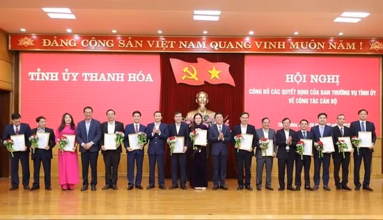 ban thuong vu tinh uy thanh hoa cong bo va trao quyet dinh ve cong tac can bo hinh 2