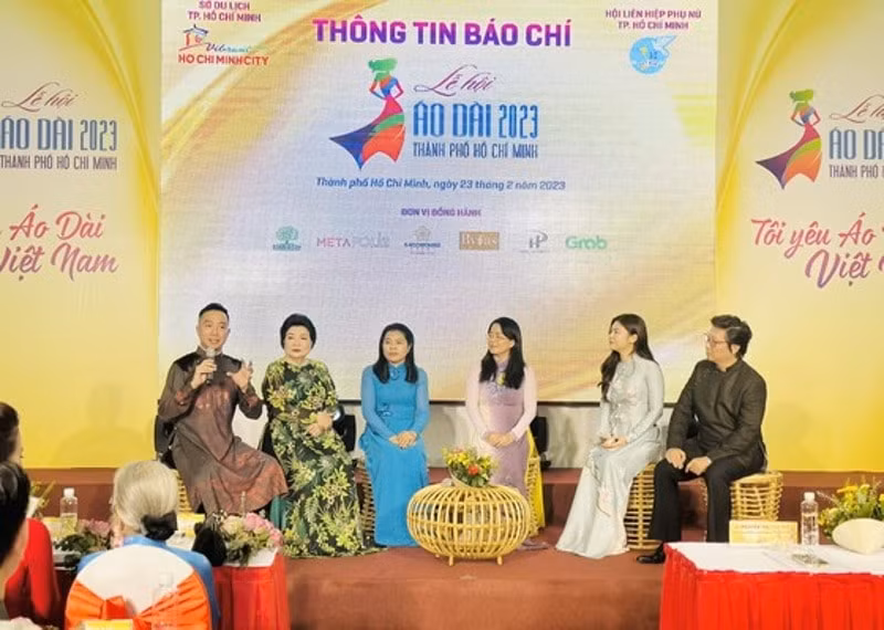du khach co the tuong tac truc tuyen voi le hoi ao dai tphcm 2023 hinh 1