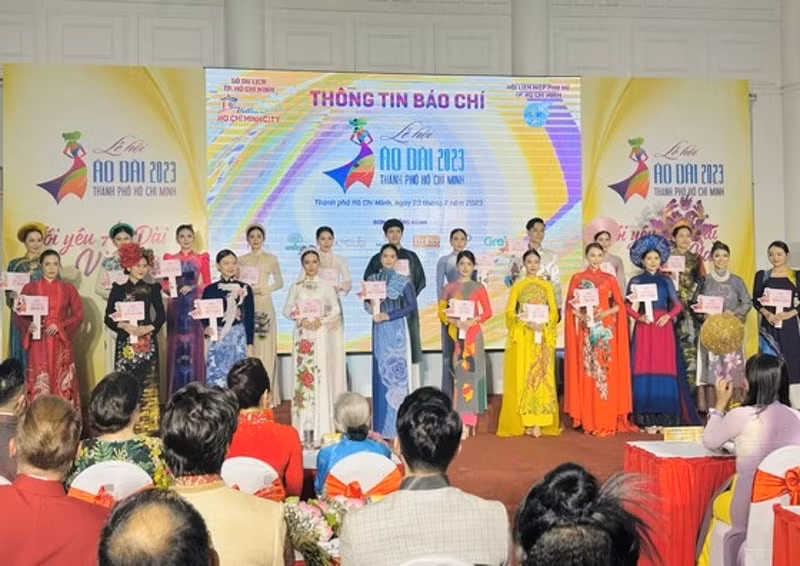 du khach co the tuong tac truc tuyen voi le hoi ao dai tphcm 2023 hinh 2