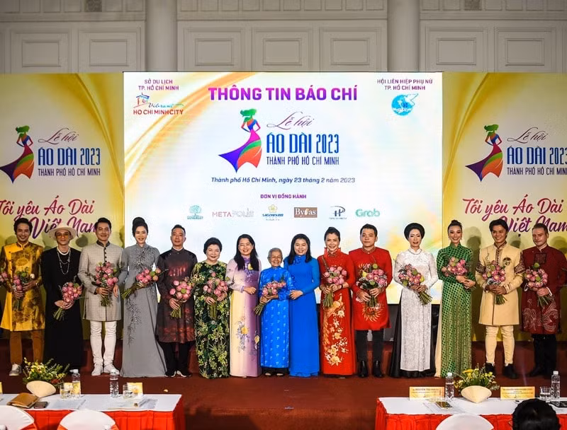 du khach co the tuong tac truc tuyen voi le hoi ao dai tphcm 2023 hinh 3