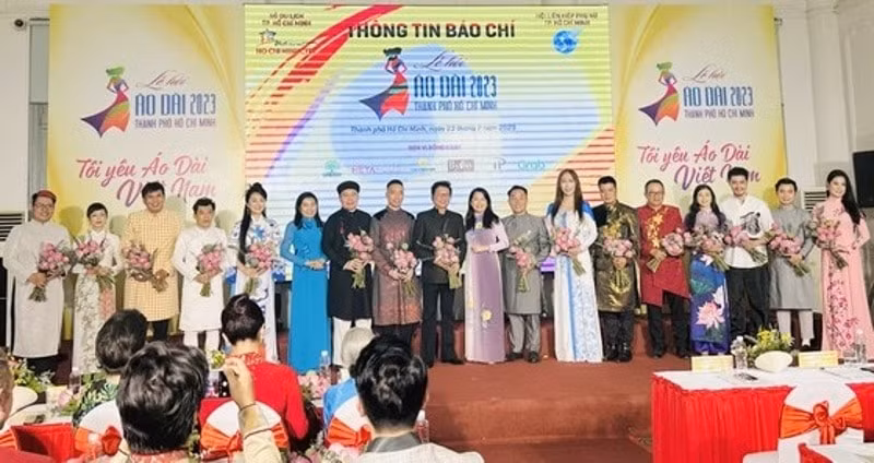 du khach co the tuong tac truc tuyen voi le hoi ao dai tphcm 2023 hinh 4