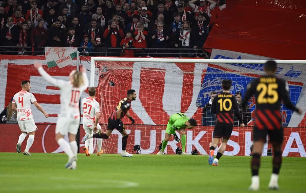 haaland choi mo nhat man city hoa hu via tren san leipzig hinh 2