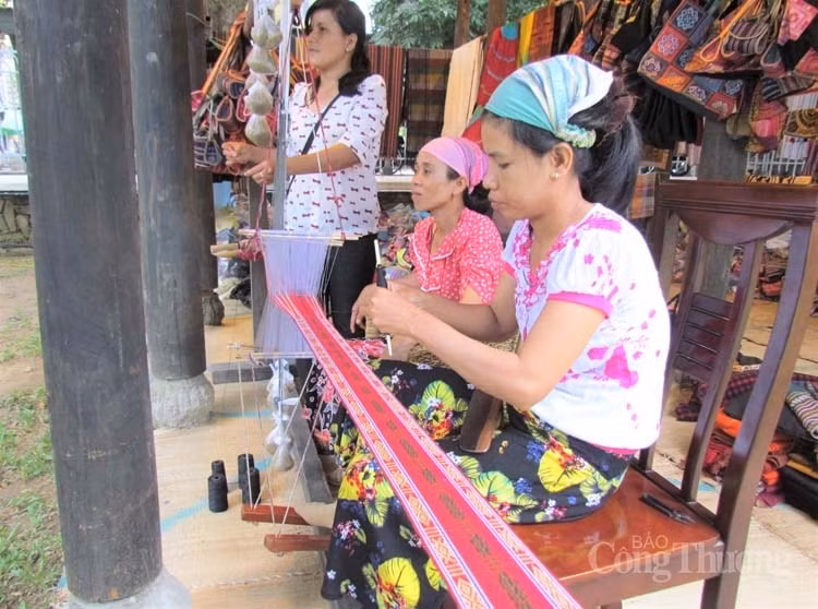 festival nghe truyen thong hue voi nhieu chuong trinh doc dao va hap dan hinh 2