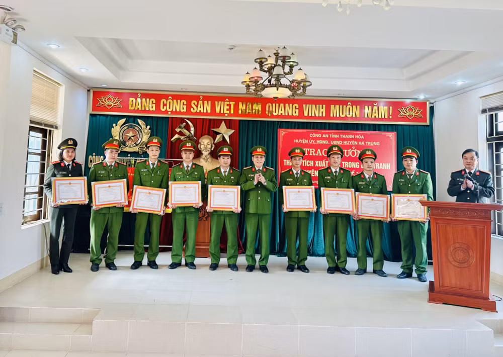 cong an thanh hoa khen thuong cac tap the ca nhan co thanh tich xuat sac trong dau tranh ma tuy hinh 1