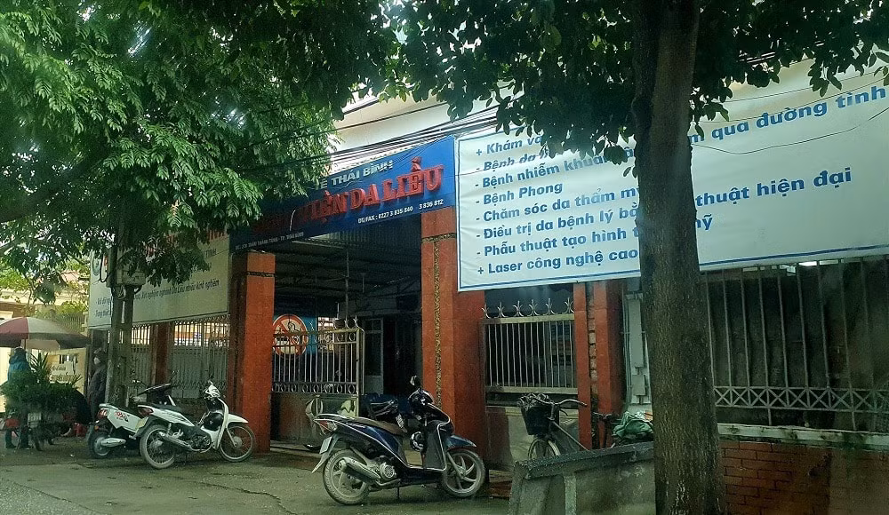 bat giam doc benh vien da lieu thai binh vi dua thuoc tu ben ngoai vao ban cho benh nhan hinh 1