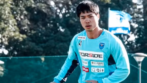 cong phuong khong co ten trong danh sach thi dau cua yokohama fc hinh 2