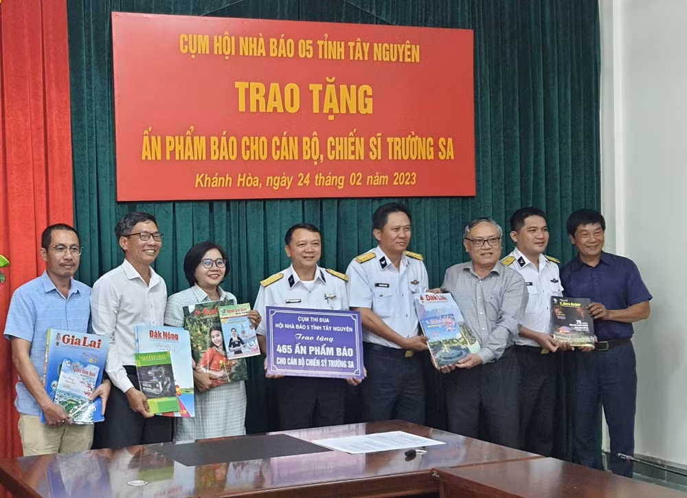 tang gan 500 an pham bao xuan quy mao cho can bo chien si truong sa hinh 1