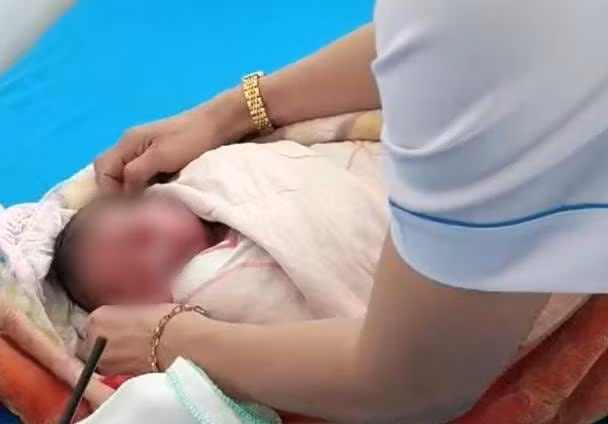 kon tum phat hien be trai so sinh nang 34kg bi bo roi truoc nha dan hinh 1