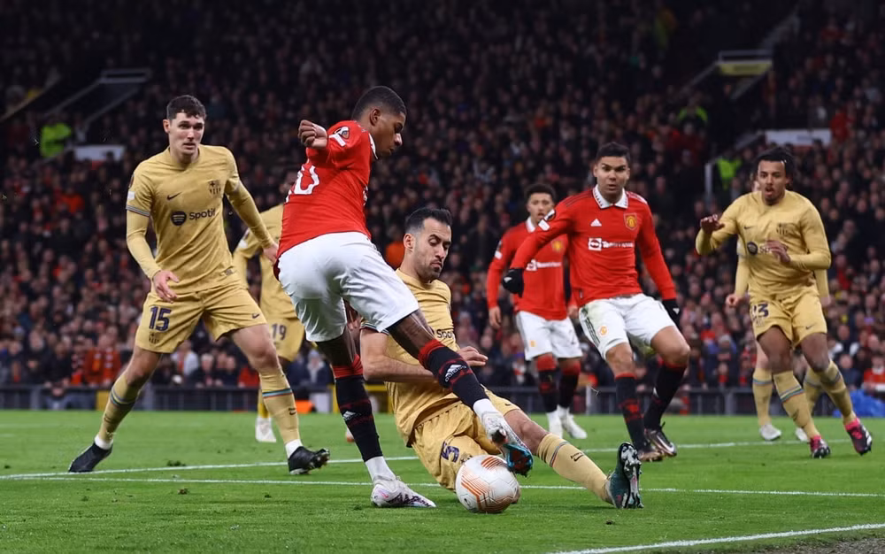 nguoc dong danh bai barca mu vao vong 1 8 europa league hinh 6