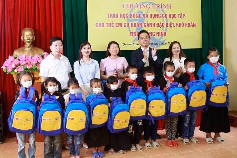 hon 30000 tre em co hoan canh kho khan duoc tang khau phan an va ho tro hoc tap hinh 3