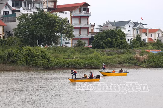 Khẩn trương tìm kiếm Thiếu tá quân đội lao xuống sông cứu người rồi bị nước cuốn trôi