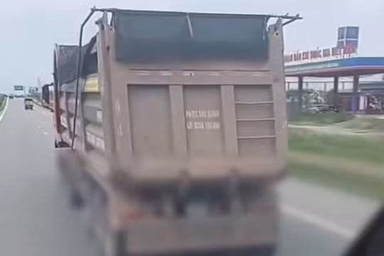 Bắc Ninh: Xử phạt tiền, tước bằng lái đối với tài xế xe đầu kéo đánh võng trên đường