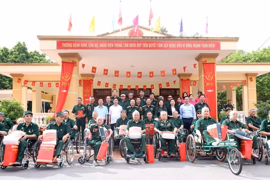 Đại tướng Nguyễn Tân Cương thăm, tặng quà thương binh, bệnh binh và gia đình chính sách tại Ninh Bình