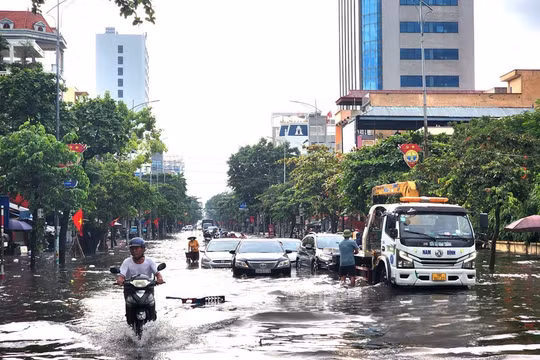 Mưa lớn kéo dài có nguy cơ gây ngập úng cục bộ nhiều tuyến đường đô thị tại Ninh Bình. Ảnh tư liệu minh họa: Hoàng Tuấn/ Báo Ninh Bình.