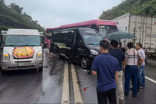4 ô tô tông liên hoàn trên cao tốc Nội Bài - Lào Cai, giao thông ùn ứ kéo dài