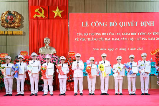 Hơn 2.000 cán bộ, chiến sĩ Công an Ninh Bình được nâng lương, thăng cấp hàm