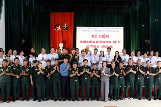 Đại tướng Phan Văn Giang thăm, tặng quà Cơ sở Điều dưỡng thương binh Nho Quan