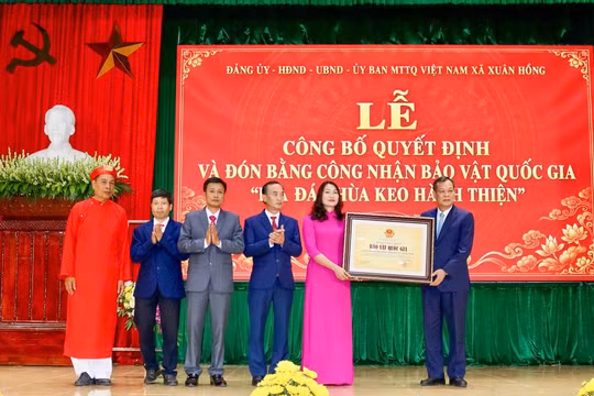 Ông Lê Quốc Chỉnh, Phó Bí thư Tỉnh ủy, Chủ tịch HĐND tỉnh trao Bằng công nhận Bảo vật quốc gia “Bia đá Chùa Keo Hành Thiện” cho Đảng bộ, Chính quyền và Nhân dân xã Xuân Hồng. Ảnh: Khánh Dũng