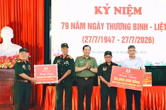 Đoàn Công tác Bộ Công an, Bộ Nội vụ thăm, tặng quà tại Cơ sở Điều dưỡng thương binh Nho Quan