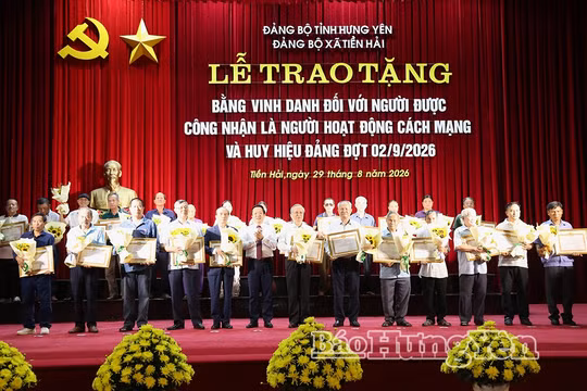 Hưng Yên trao Bằng vinh danh đối với người hoạt động cách mạng và Huy hiệu Đảng đợt 2/9