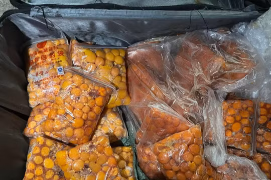 Trứng gà non bốc mùi được giấu trong ba lô, tuồn qua cửa khẩu Lào Cai