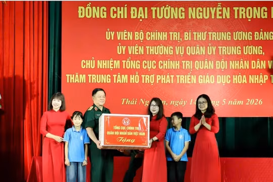 Đại tướng Nguyễn Trọng Nghĩa thăm, tặng quà trẻ khuyết tật tại Thái Nguyên