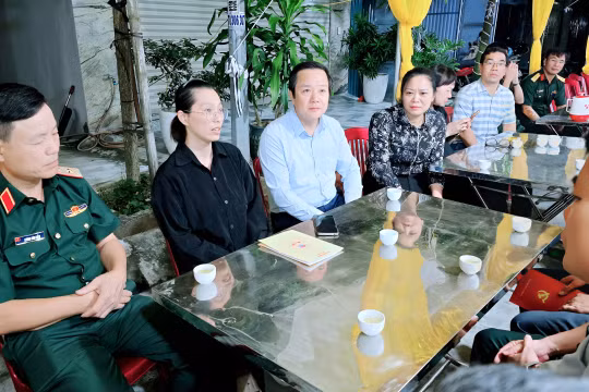 Thăm hỏi, động viên gia đình Thiếu tá Trần Văn Tùng hy sinh khi cứu người