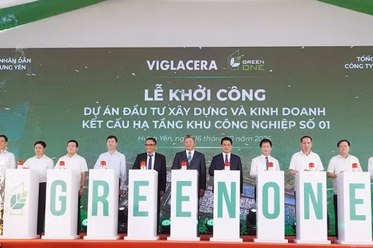 các đại biểu bấm nút phát lệnh khởi công dự án đầu tư xây dựng và kinh doanh kết cấu hạ tầng KCN số 01.. Ảnh: Khắc Duẩn