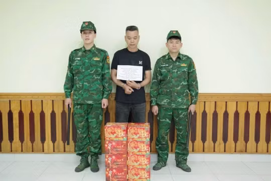 Đối tượng vận chuyển hơn 31,5kg pháo nổ qua biên giới ra đầu thú
