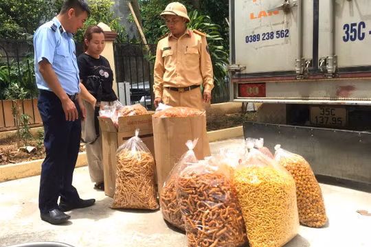 Phát hiện gần 100kg bánh kẹo không rõ nguồn gốc trên xe tải ở Ninh Bình