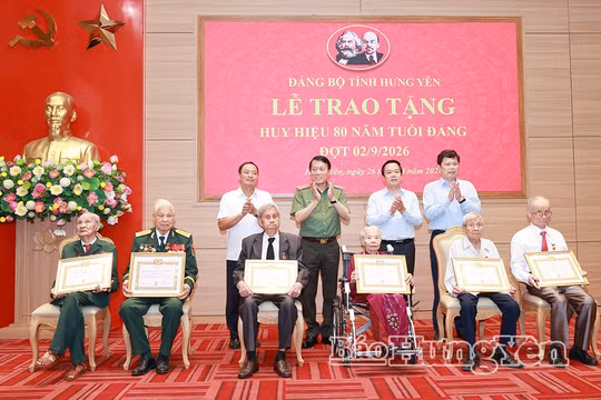 Đại tướng Lương Tam Quang trao Huy hiệu 80 năm tuổi Đảng cho các đảng viên lão thành ở Hưng Yên