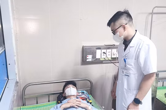 Hưng Yên: 9 người nhập viện sau khi ăn tiết canh