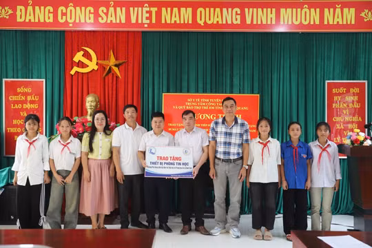 Tuyên Quang: Hỗ trợ thiết bị vui chơi, học tập cho trẻ em vùng khó khăn
