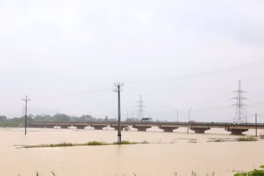 Cầu Đế trên sông Bôi thuộc địa bàn xã Gia Hưng và xã Gia Tường trong thời điểm này nước lũ đang dâng cao. Ảnh: Minh Đường