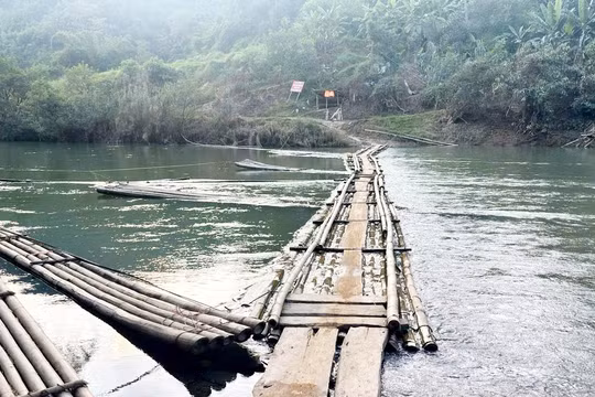 Chủ tịch Lạng Sơn yêu cầu chấm dứt việc học sinh đi bè, mảng qua sông đến trường