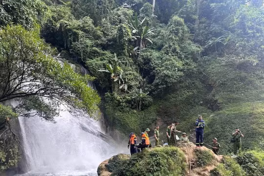 Tuyên Quang: Khẩn trương tìm kiếm du khách bị nước cuốn mất tích tại thác Khâu Làn