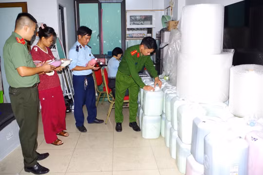Ninh Bình: Phát hiện cơ sở kinh doanh gần 1.800 lít rượu không nguồn gốc, bán trên TikTok Shop