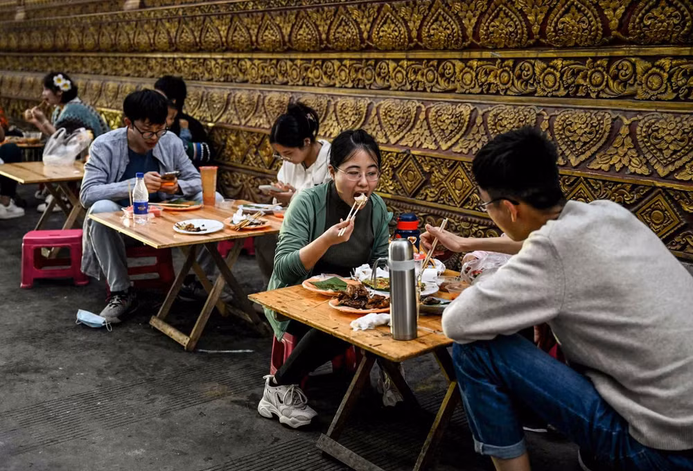 gen z trung quoc that chat chi tieu khi nen kinh te day ray mong lung hinh 1