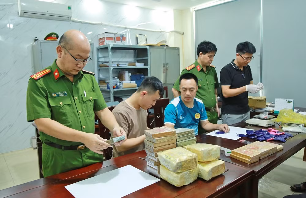 nghe an trao thuong chuyen an bat 2 doi tuong thu 27 banh heroin 5 kg ma tuy da 6000 vien ma tuy hinh 1