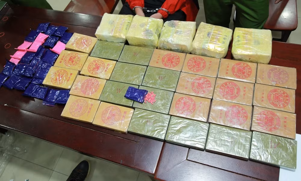 nghe an trao thuong chuyen an bat 2 doi tuong thu 27 banh heroin 5 kg ma tuy da 6000 vien ma tuy hinh 2
