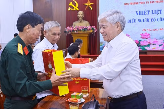 chu tich uy ban trung uong mttq viet nam gap mat dai bieu nguoi co cong tinh nam dinh hinh 1