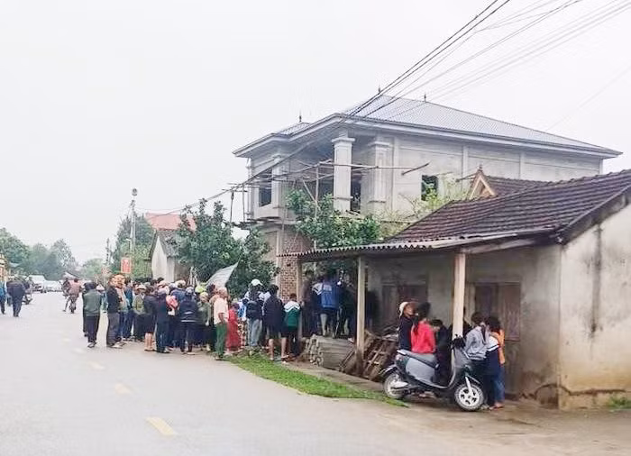 ha tinh hai ba chau dang ngoi choi bi thanh nien cung thon chem thuong vong hinh 1