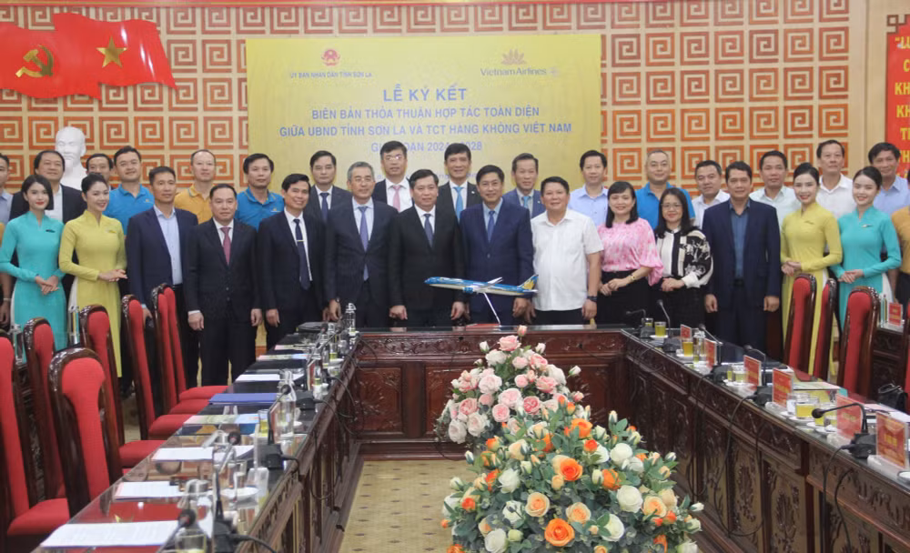 vietnam airlines va tinh son la ky ket thoa thuan hop tac toan dien hinh 2