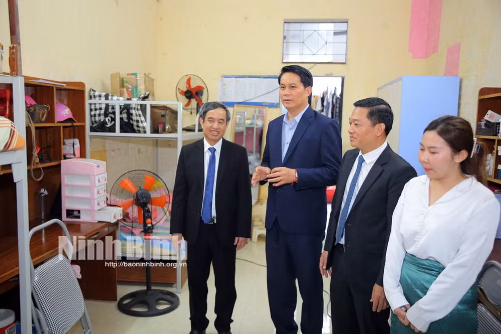 doan dai bieu cap cao tinh u dom xay lao tham va lam viec tai truong dai hoc hoa lu chua bai dinh hinh 1